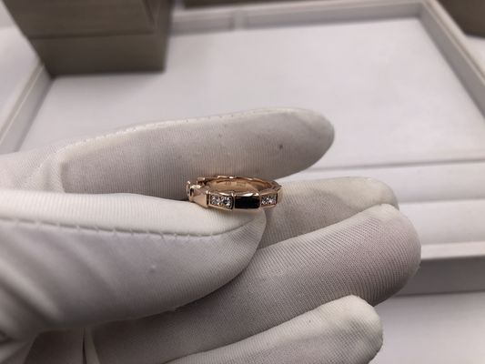 হাতে তৈরি কাস্টম জুয়েলারি, যা হিরের কাটিং এবং ব্যক্তিগতকৃত খোদাই সহ এক-এক ধরনের বিলাসবহুল ডিজাইন